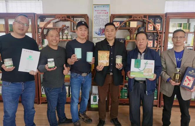 中華金廚、中國烹飪大師黃熾華師傅和“華家班”秘書處成員一行蒞臨粵森指導(dǎo)牛大力菜品研究與開發(fā)工作。